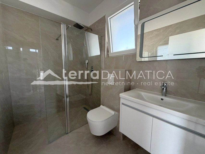 Doppelhaushälfte mit separater Wohnung, Tribunj – Swimmingpool, Aussicht