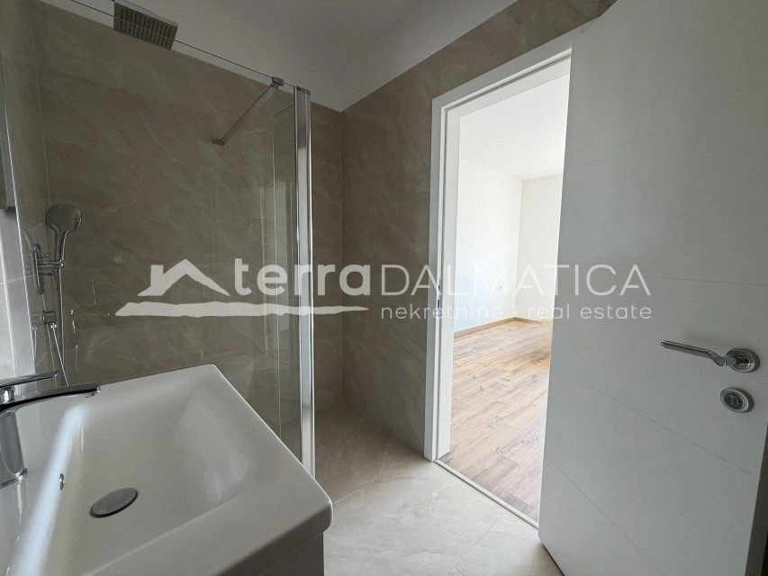 Doppelhaushälfte mit separater Wohnung, Tribunj – Swimmingpool, Aussicht