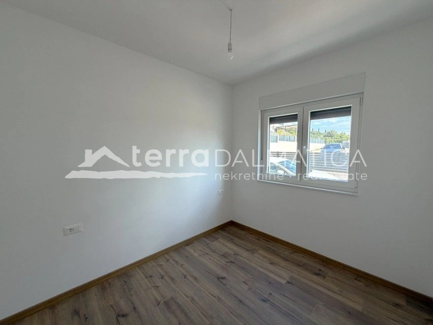 Doppelhaushälfte mit separater Wohnung, Tribunj – Swimmingpool, Aussicht