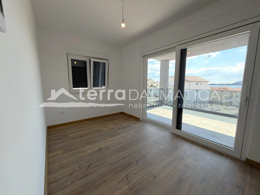 Doppelhaushälfte mit separater Wohnung, Tribunj – Swimmingpool, Aussicht