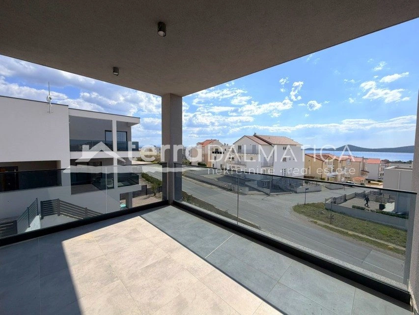 Doppelhaushälfte mit separater Wohnung, Tribunj – Swimmingpool, Aussicht