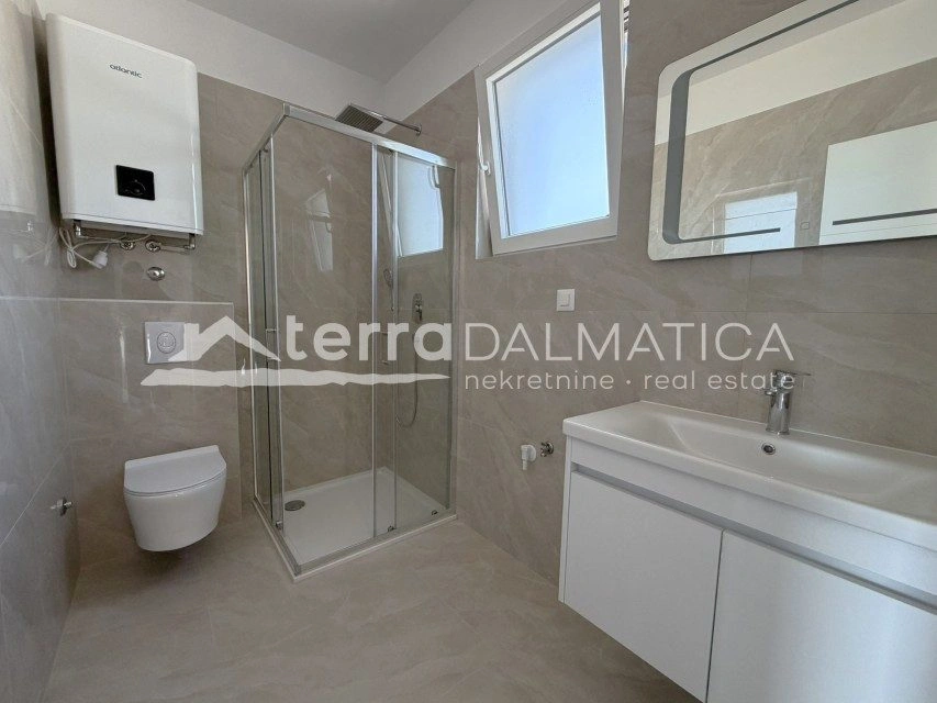 Doppelhaushälfte mit separater Wohnung, Tribunj – Swimmingpool, Aussicht