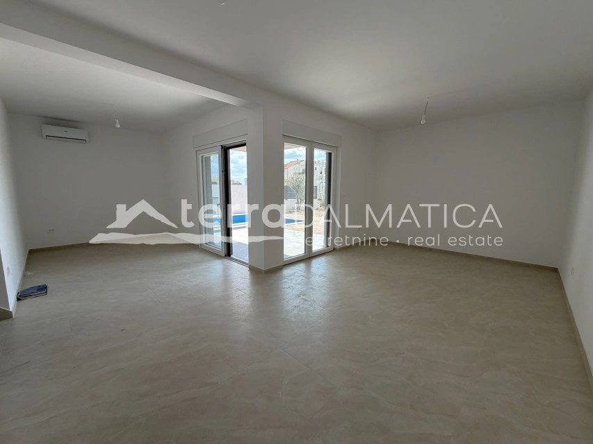 Doppelhaushälfte mit separater Wohnung, Tribunj – Swimmingpool, Aussicht