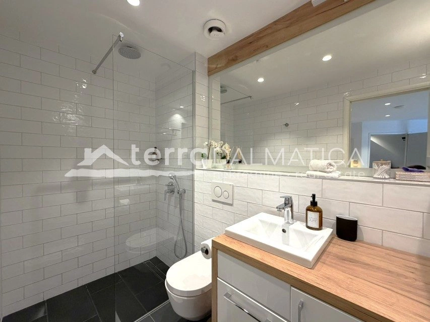 Haus, Šibenik – zwei Geschäftsräume, zwei Wohnungen, Dachterrasse