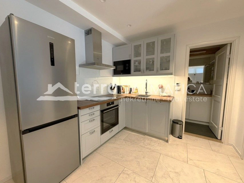 Haus, Šibenik – zwei Geschäftsräume, zwei Wohnungen, Dachterrasse