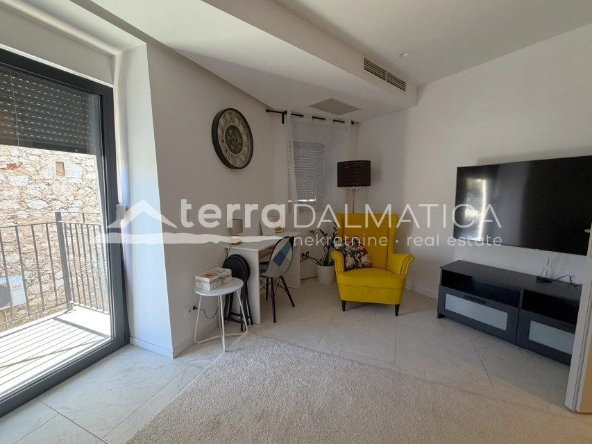 Haus, Šibenik – zwei Geschäftsräume, zwei Wohnungen, Dachterrasse