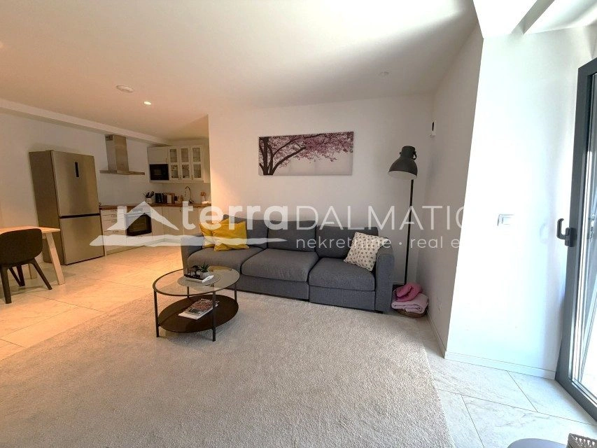 Haus, Šibenik – zwei Geschäftsräume, zwei Wohnungen, Dachterrasse