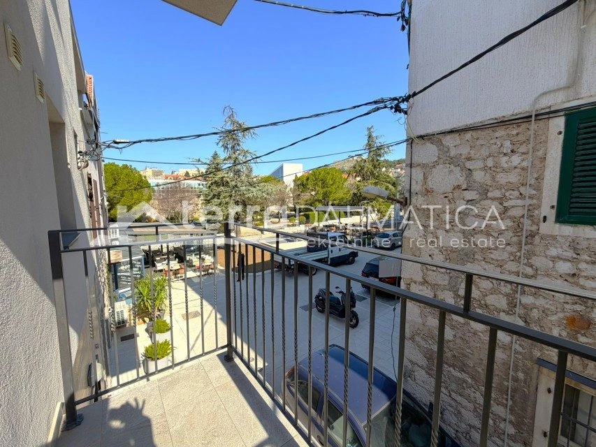Haus, Šibenik – zwei Geschäftsräume, zwei Wohnungen, Dachterrasse