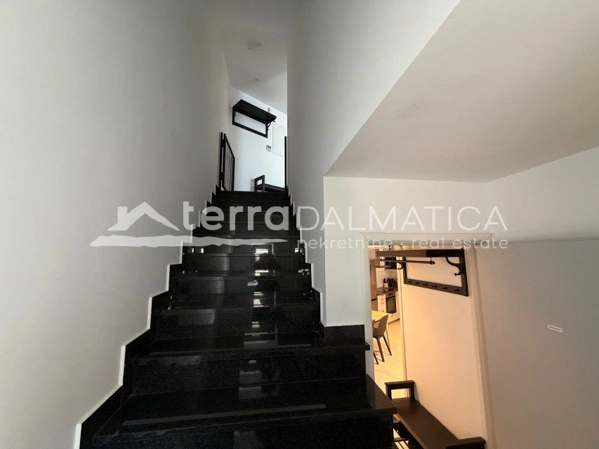 Haus, Šibenik – zwei Geschäftsräume, zwei Wohnungen, Dachterrasse