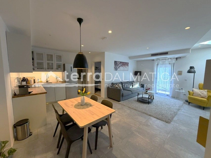 Haus, Šibenik – zwei Geschäftsräume, zwei Wohnungen, Dachterrasse