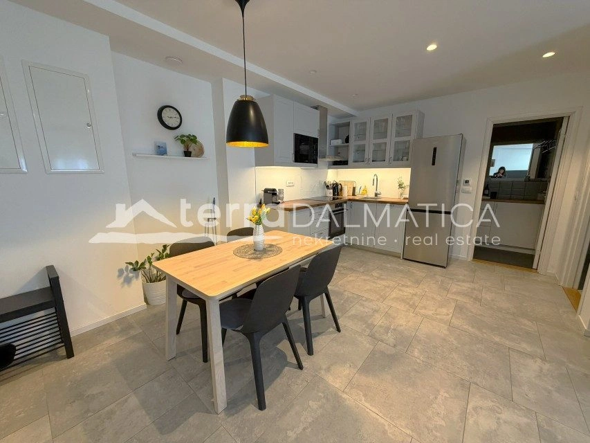 Haus, Šibenik – zwei Geschäftsräume, zwei Wohnungen, Dachterrasse