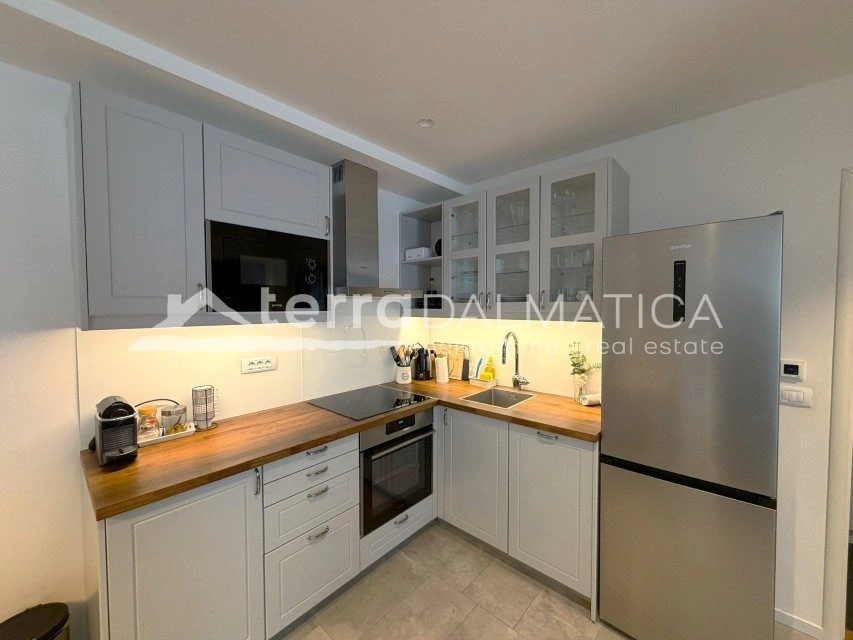 Haus, Šibenik – zwei Geschäftsräume, zwei Wohnungen, Dachterrasse