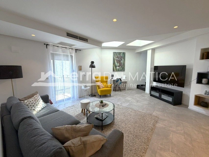 Haus, Šibenik – zwei Geschäftsräume, zwei Wohnungen, Dachterrasse