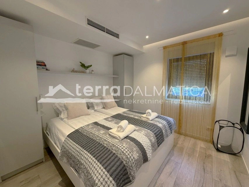 Haus, Šibenik – zwei Geschäftsräume, zwei Wohnungen, Dachterrasse