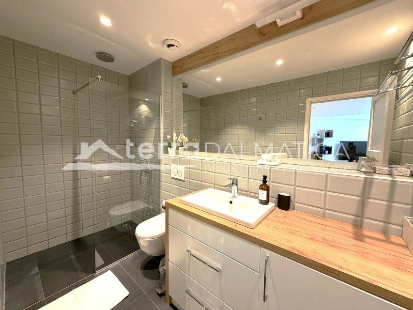 Haus, Šibenik – zwei Geschäftsräume, zwei Wohnungen, Dachterrasse