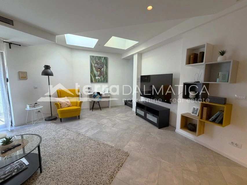 Haus, Šibenik – zwei Geschäftsräume, zwei Wohnungen, Dachterrasse