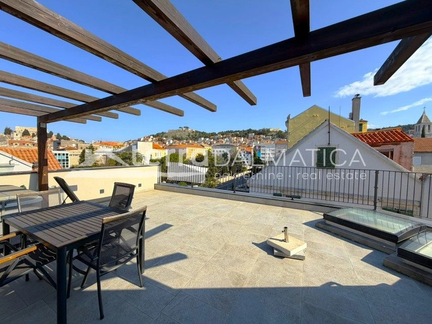 Haus, Šibenik – zwei Geschäftsräume, zwei Wohnungen, Dachterrasse