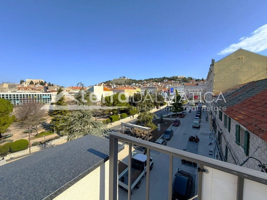 Haus, Šibenik – zwei Geschäftsräume, zwei Wohnungen, Dachterrasse