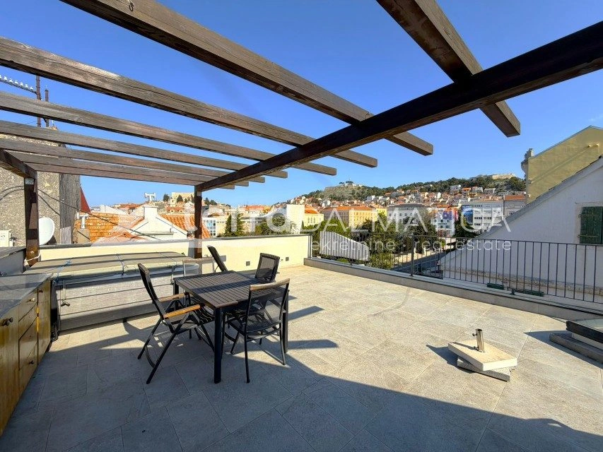 Haus, Šibenik – zwei Geschäftsräume, zwei Wohnungen, Dachterrasse