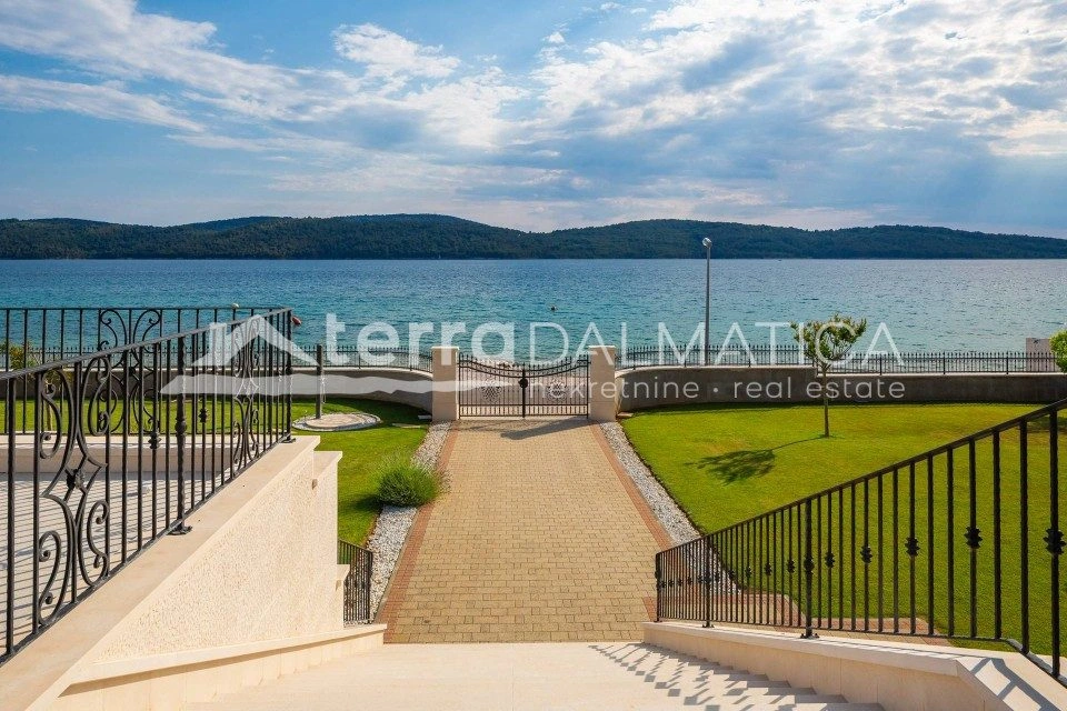 Luxuriöse 5-Sterne-Villa in erster Reihe zum Meer, 1000 m², Region Šibenik
