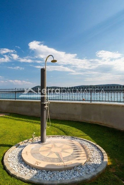 Luxuriöse 5-Sterne-Villa in erster Reihe zum Meer, 1000 m², Region Šibenik