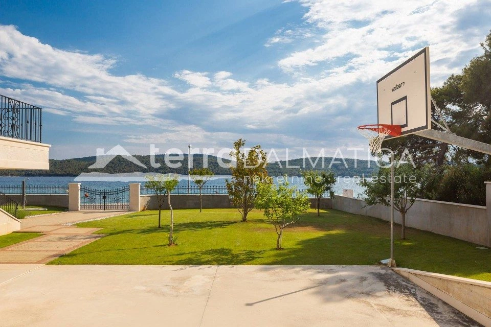 Luxuriöse 5-Sterne-Villa in erster Reihe zum Meer, 1000 m², Region Šibenik