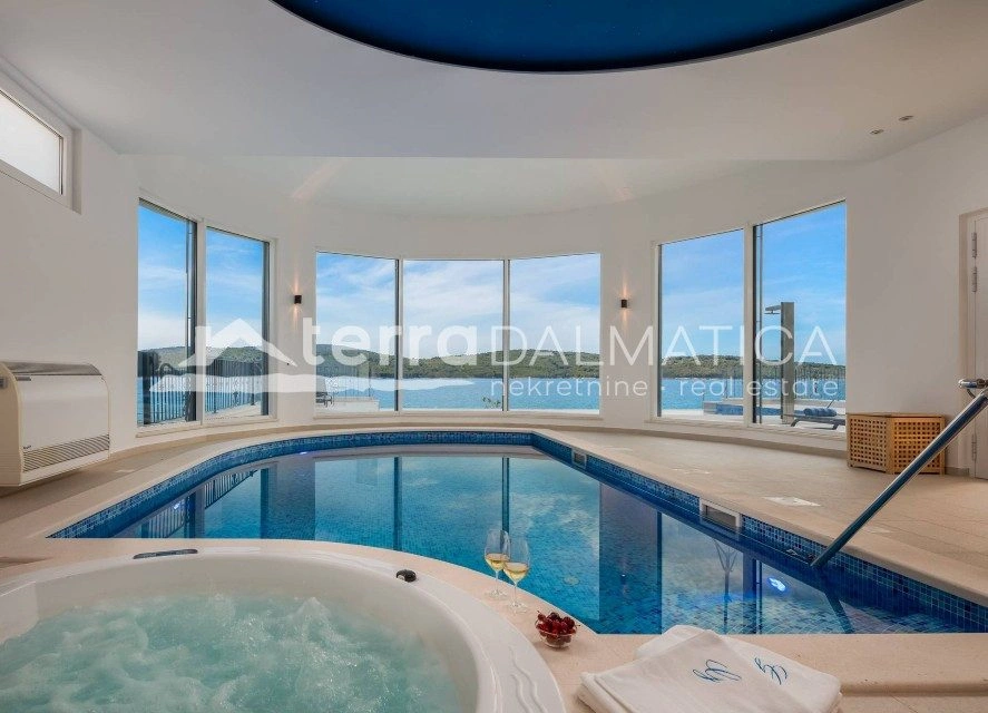 Luxuriöse 5-Sterne-Villa in erster Reihe zum Meer, 1000 m², Region Šibenik
