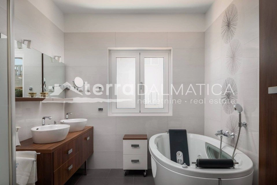 Luxuriöse 5-Sterne-Villa in erster Reihe zum Meer, 1000 m², Region Šibenik