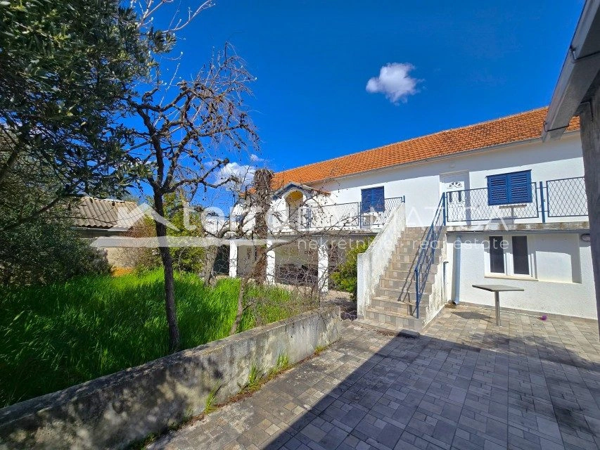 Kuća, okolica Skradina – 3 stana