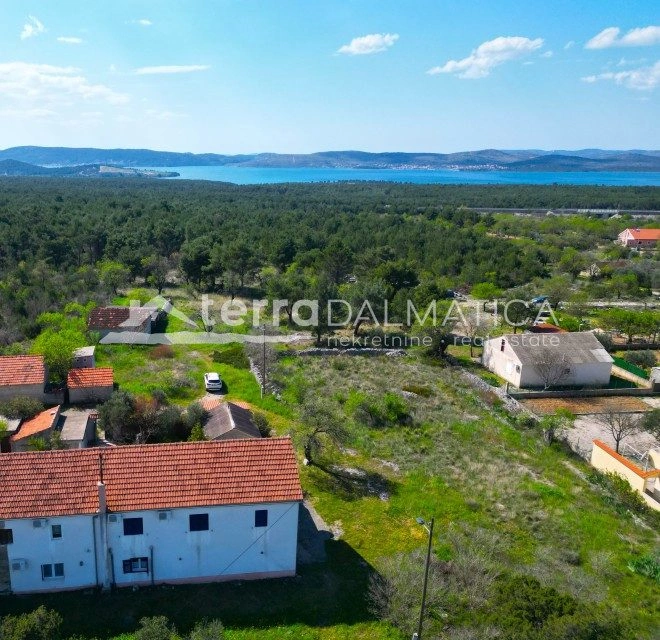 Kuća, okolica Skradina – 3 stana