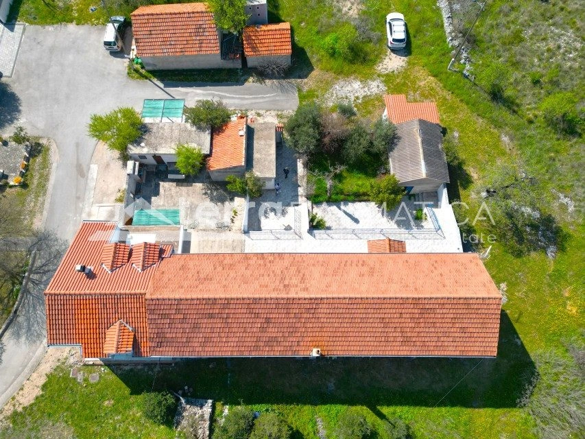 Kuća, okolica Skradina – 3 stana