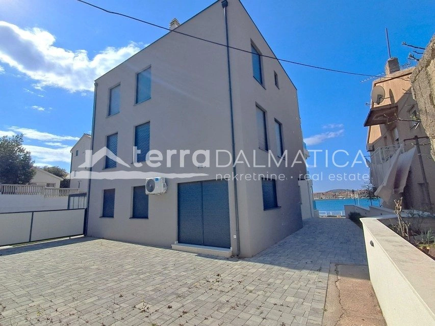 Brodarica, Apartment mit zwei Schlafzimmern und Garten in toller Lage