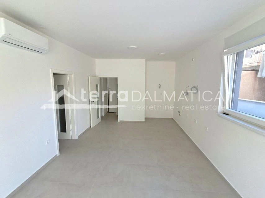 Brodarica, Apartment mit zwei Schlafzimmern und Garten in toller Lage