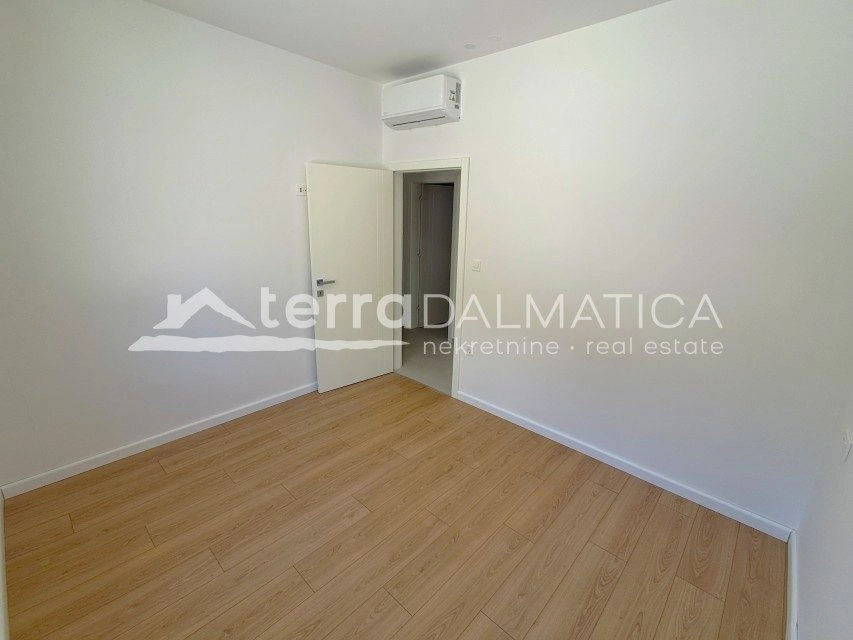 Brodarica, Apartment mit zwei Schlafzimmern und Garten in toller Lage