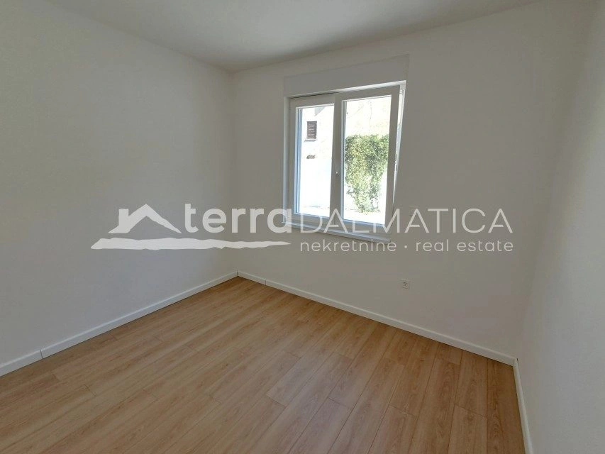 Brodarica, Apartment mit zwei Schlafzimmern und Garten in toller Lage