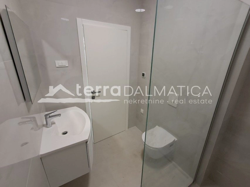 Brodarica, Apartment mit zwei Schlafzimmern und Garten in toller Lage