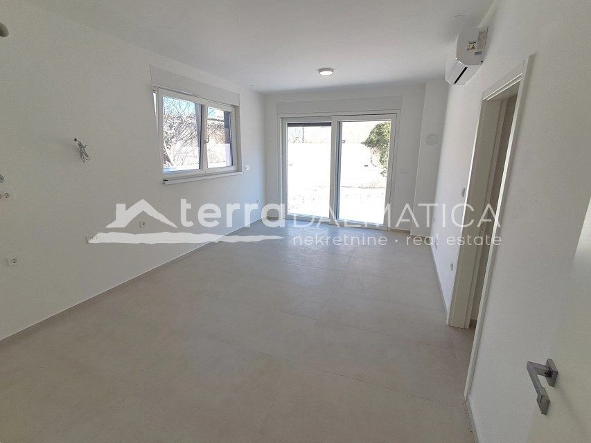 Brodarica, Apartment mit zwei Schlafzimmern und Garten in toller Lage