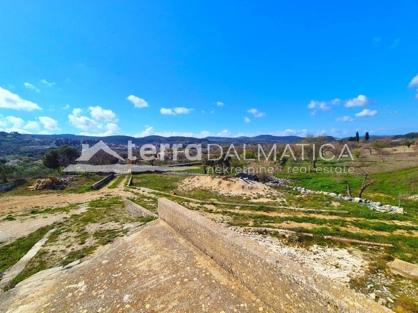 Haus, Brač – 28.000 m² großes Grundstück mit 615 m² großem Villenprojekt