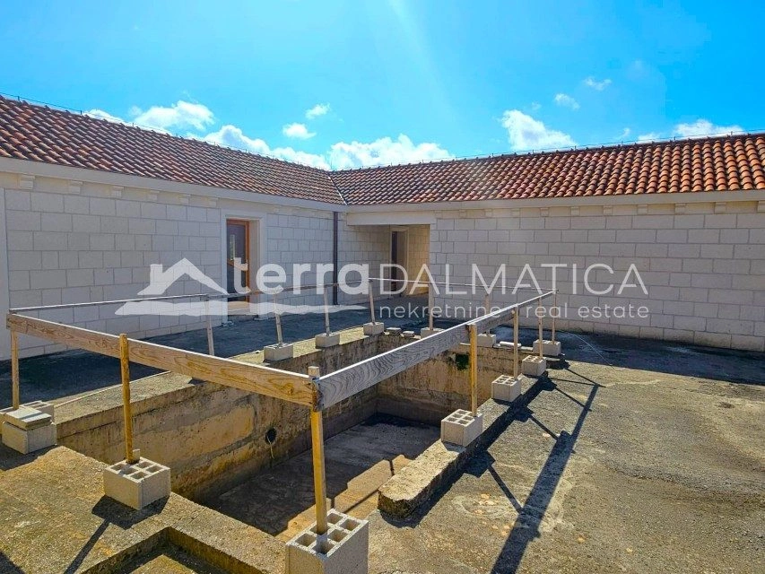 Haus, Brač – 28.000 m² großes Grundstück mit 615 m² großem Villenprojekt