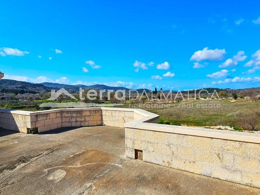 Haus, Brač – 28.000 m² großes Grundstück mit 615 m² großem Villenprojekt