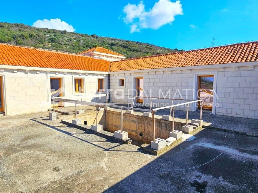 Haus, Brač – 28.000 m² großes Grundstück mit 615 m² großem Villenprojekt