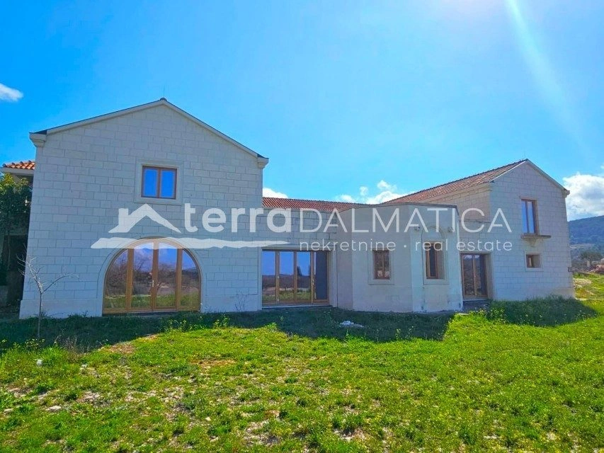 Haus, Brač – 28.000 m² großes Grundstück mit 615 m² großem Villenprojekt