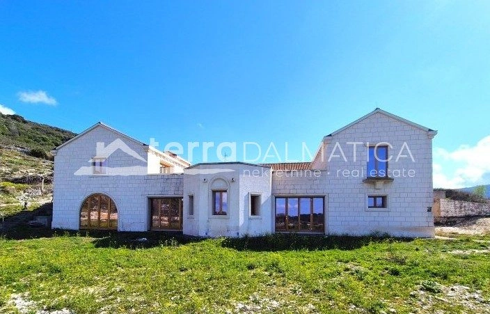 Haus, Brač – 28.000 m² großes Grundstück mit 615 m² großem Villenprojekt