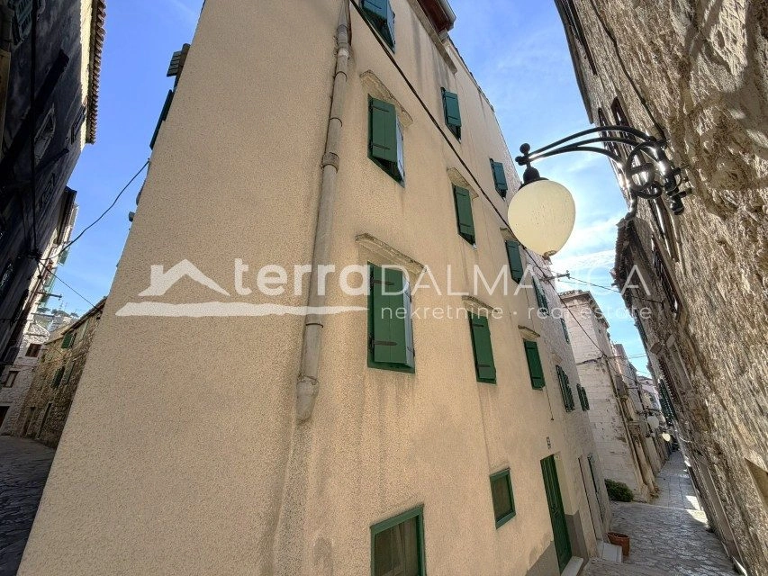 Authentisches dalmatinisches Steinhaus im Zentrum von Šibenik mit Terrasse