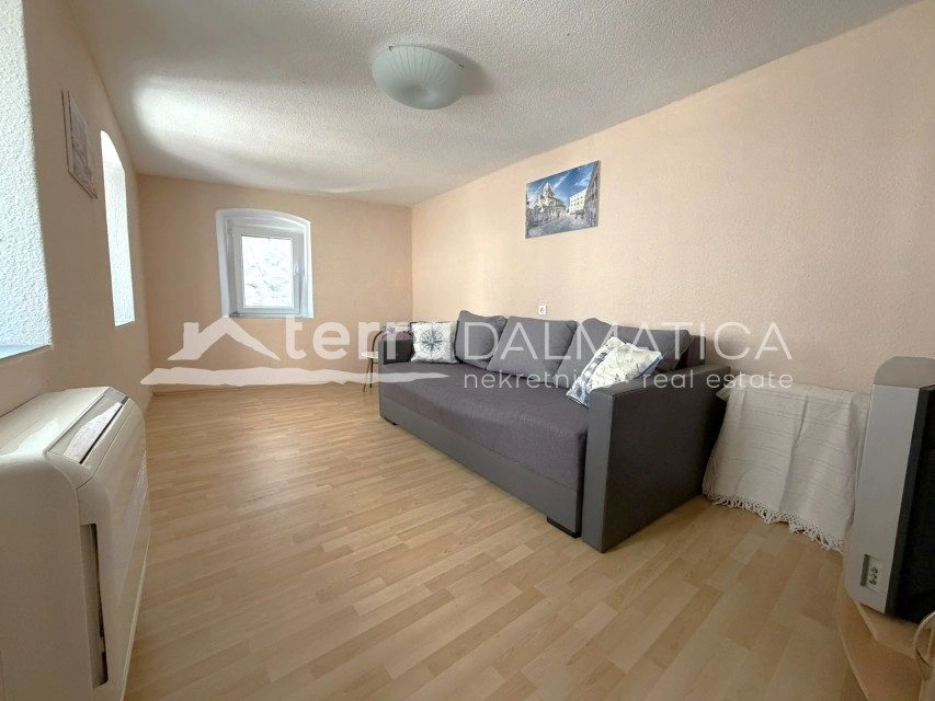 Authentisches dalmatinisches Steinhaus im Zentrum von Šibenik mit Terrasse