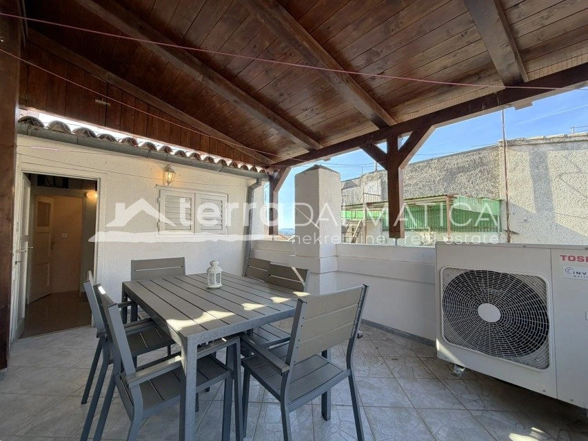 Authentisches dalmatinisches Steinhaus im Zentrum von Šibenik mit Terrasse