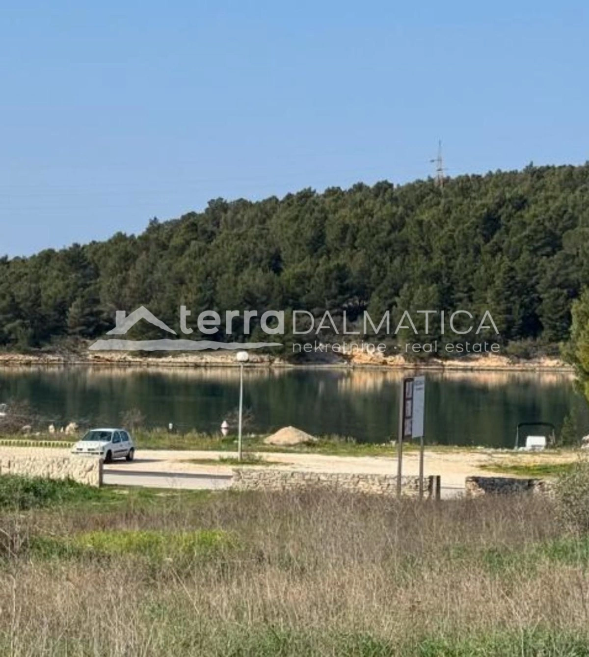 Haus in erster Reihe zum Meer in der Nähe von Šibenik