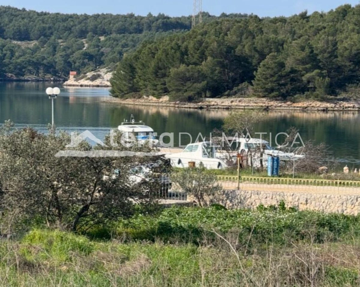 Haus in erster Reihe zum Meer in der Nähe von Šibenik