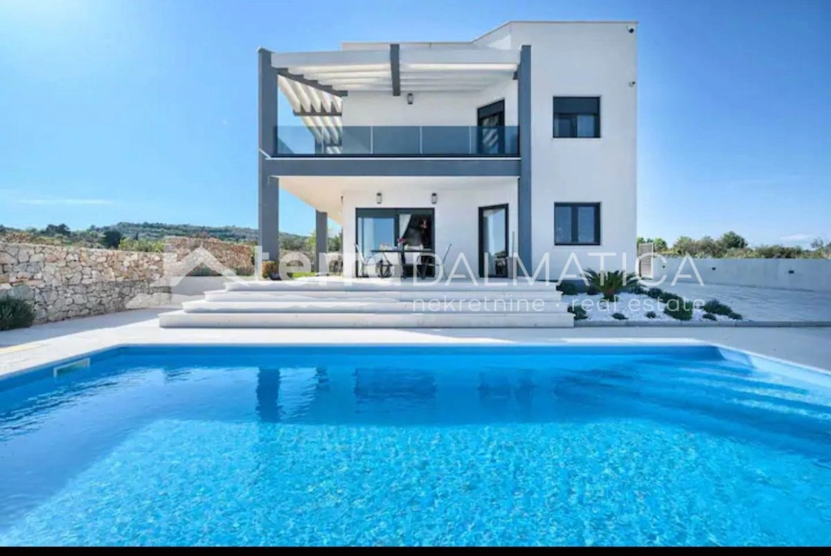 Villa mit Pool in Vodice – 290 m²