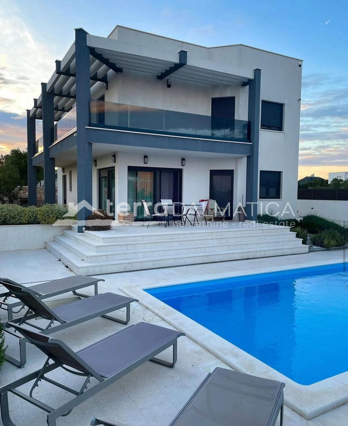 Villa mit Pool in Vodice – 290 m²